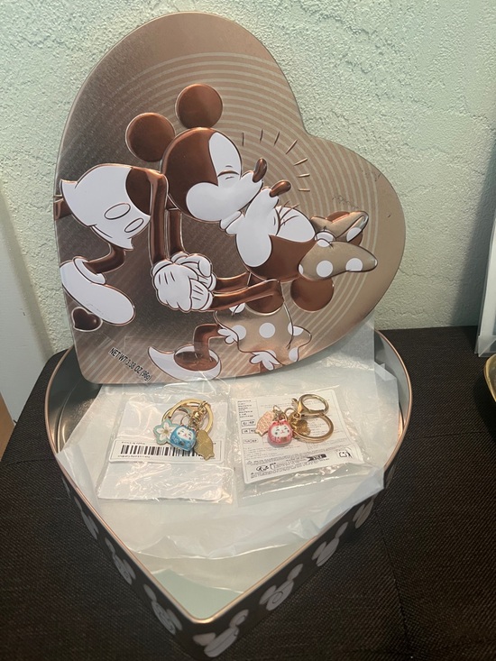 Micky & Minnie Mouse Other - #1795** Mickey/Minnie Heart Tin Gift Box - & 2 Lucky Cat key chains